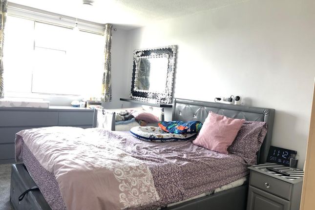 Flat for sale in Yeading Lane, Hayes
