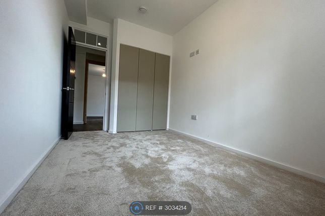 Flat   Princess Crescent, London photo 5