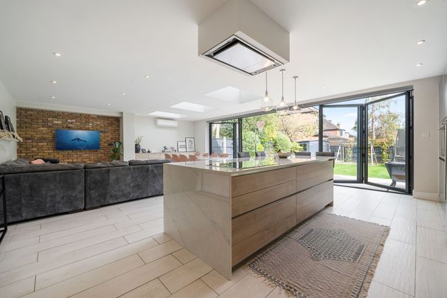 240 Edgwarebury Lane, Edgware photo 3