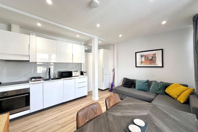 131, Blackhorse Lane, London photo 3