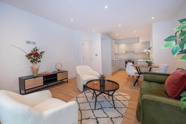 Apartment 1, Foyle Court, Hollyfield Road, Surbiton photo 2