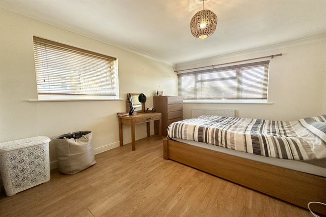 6, Holly Court, Storrington, Pulborough photo 4