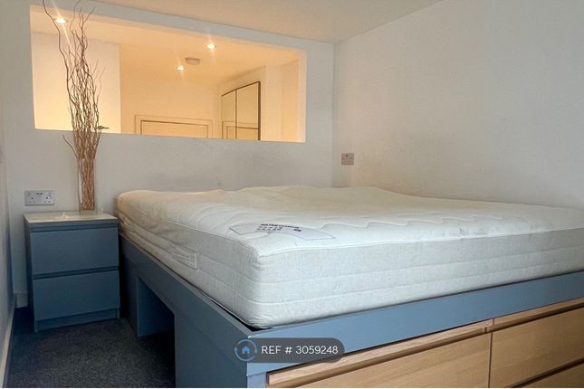 Flat, Beechcroft Court Liskeard Gardens, Blackheath, London photo 2