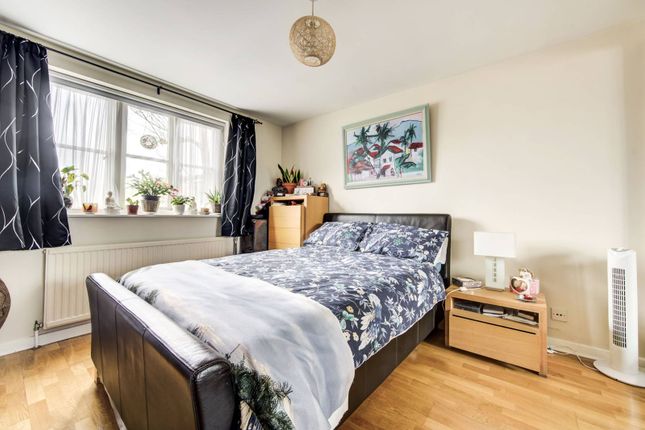Flat for sale in Brompton Park Crescent, Fulham, London