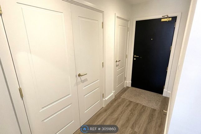 Flat, Jubilee Gardens, Weybridge photo 4