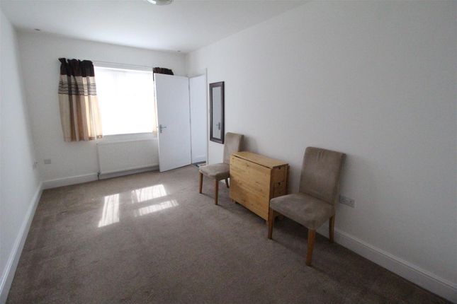 124b, Whitchurch Gardens, Edgware photo 4