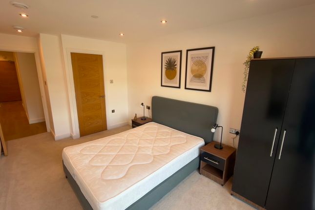 32, Leeds photo 4