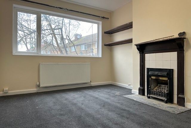 Flat to rent in Berwick Avenue, Hayes