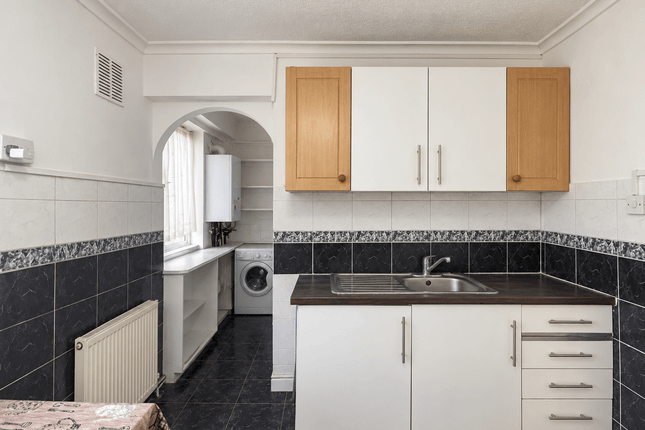 42 Pinner Grove, Pinner photo 4