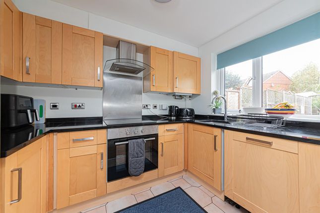 5, Ferns Mead, Farnham photo 4