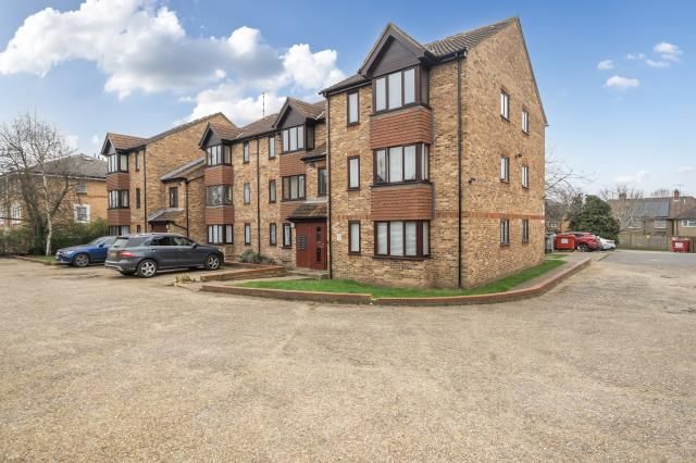 Studio flat on Flat 15 Trevose House,, Franklin Avenue, Slough, £130,000
