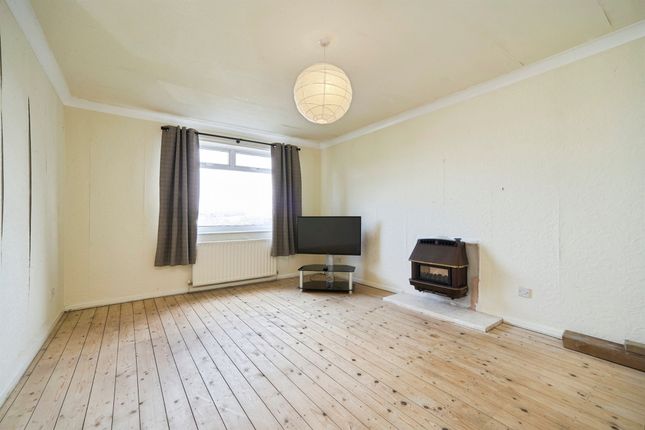 7, Oak Bank Crescent, Keighley photo 3