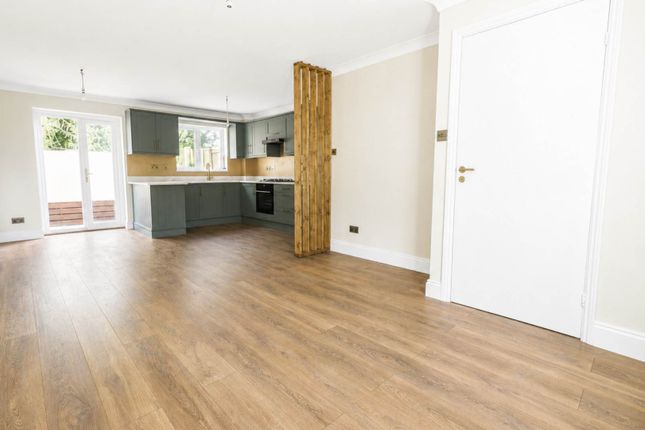 76, Bull Stag Green, Hatfield photo 4