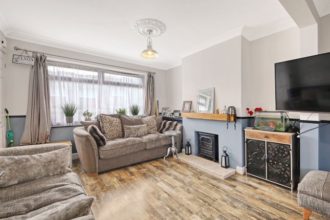 29, Morris Road, Romford photo 3