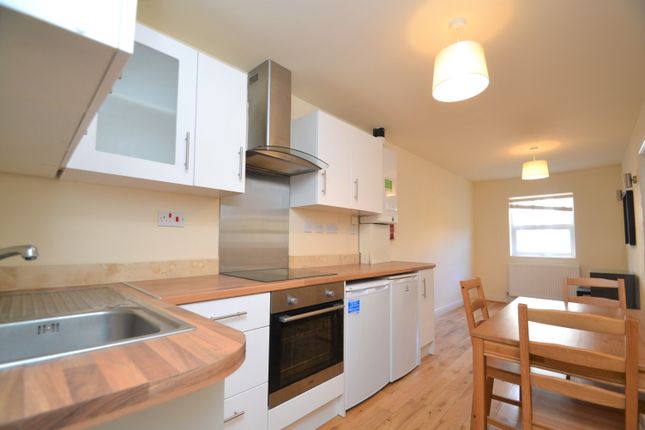 Flat B, 124, Loampit Vale, London photo 2