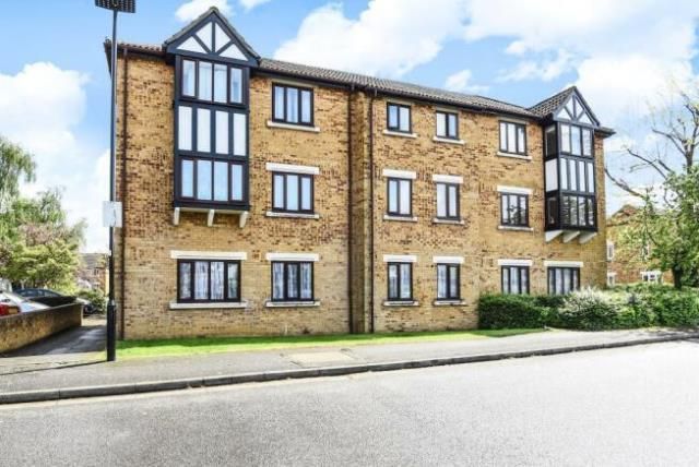 Thumbnail Flat to rent in Charlston Close, Feltham