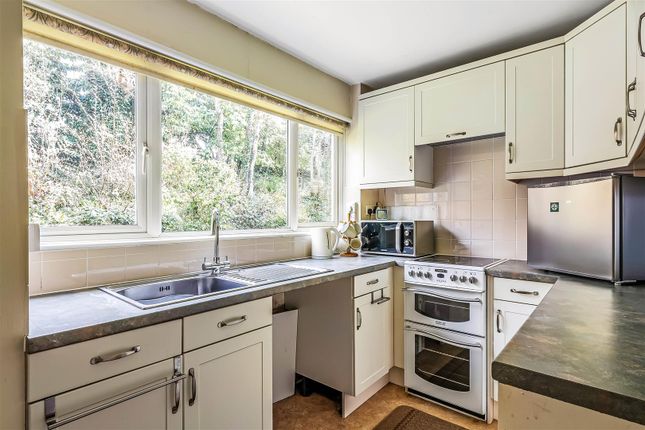29, Master Close, Oxted photo 3