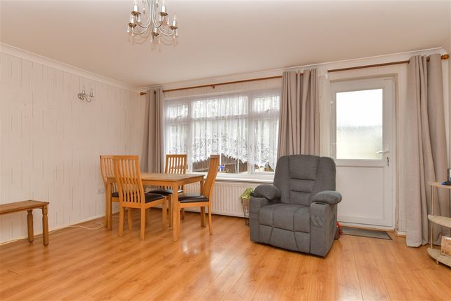 Turnbull Close, Greenhithe photo 4