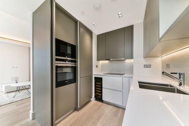 Flat to rent in City Road, Islington