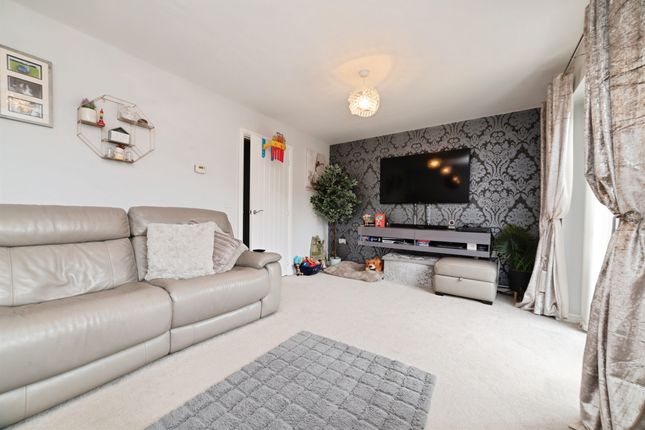 6, Finchley Close, Hull photo 2