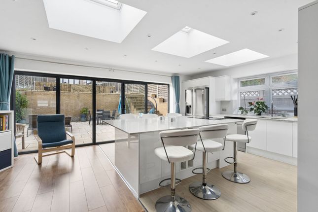 17 Kimble Crescent, Bushey photo 3
