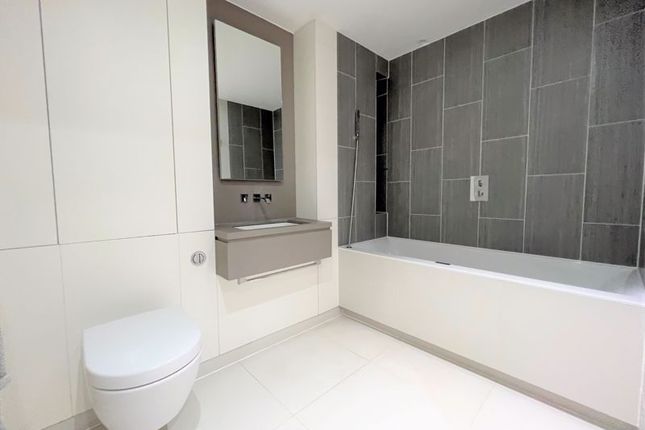 Flat to rent in Ariel House, 150 Vaughan Way, London