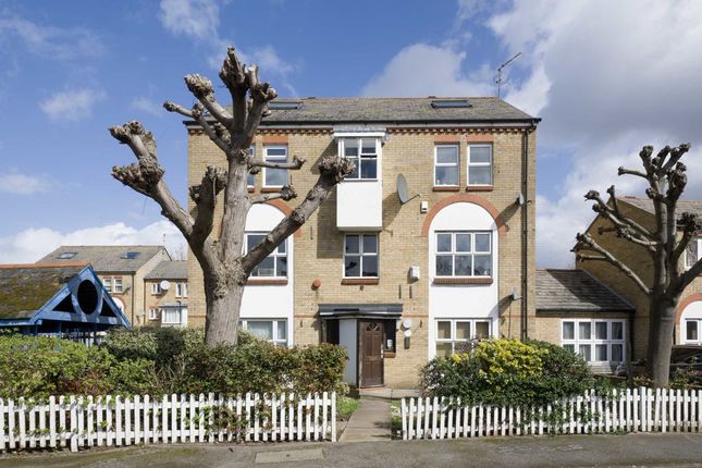 Flat for sale in Milton Close, London