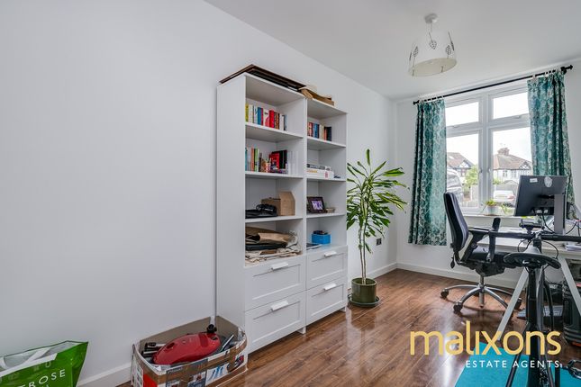 Flat for sale in Park Avenue North, London