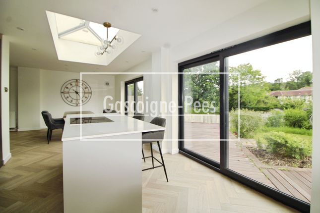 32, Leatherhead photo 5