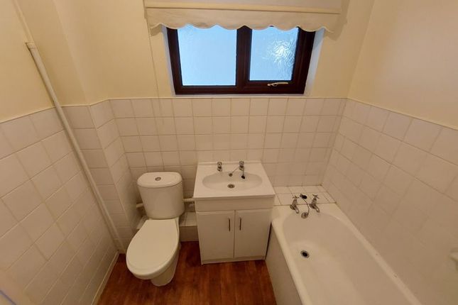 82, Graham Court, Caerphilly photo 5