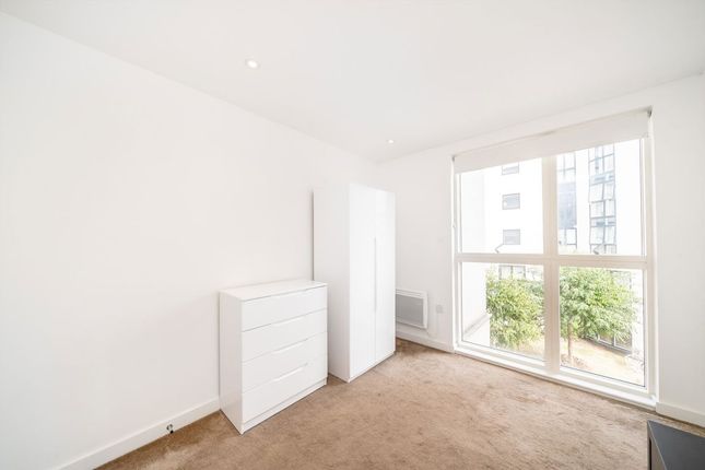 19 Aitons House, Pump House Crescent, Brentford photo 4
