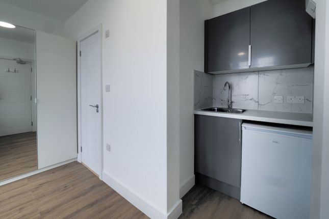 16, The Meadow Way, Harrow photo 5