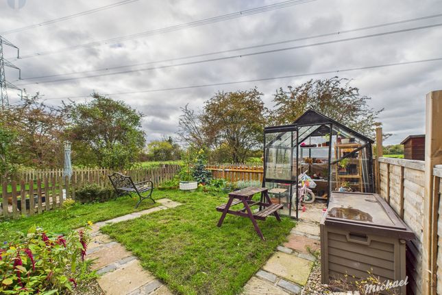 50 Iris Close, Aylesbury photo 3