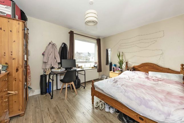 34, Hunter Close, London photo 3