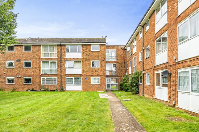 Flat to rent in Burns Drive, Hemel Hempstead