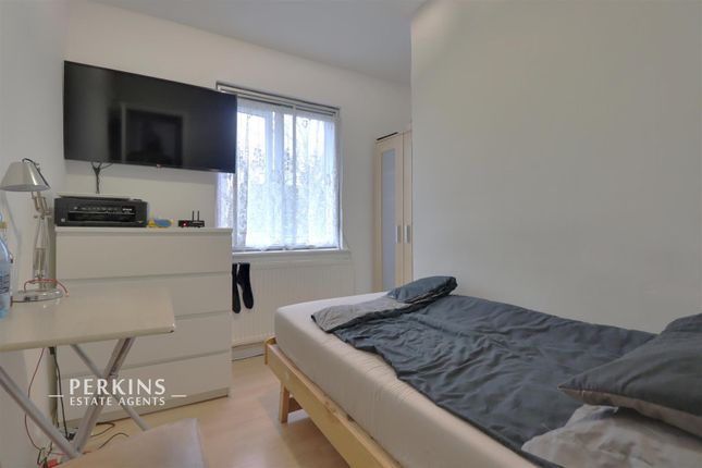 20, Welland Gardens, Western Avenue, Greenford photo 4