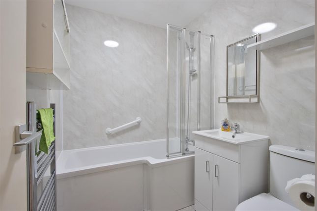 2 Holly Court,, Glenthorne Close, Chesterfield photo 3