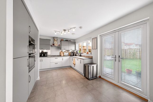 10 Lamond Crescent, Broxburn photo 4