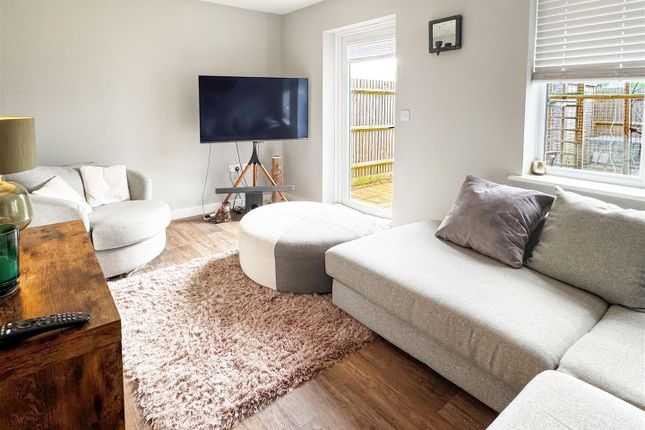 26, Neal Crescent, Littlehampton photo 3
