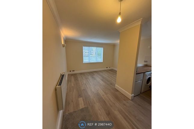 Escott Place, Ottershaw, Chertsey photo 2