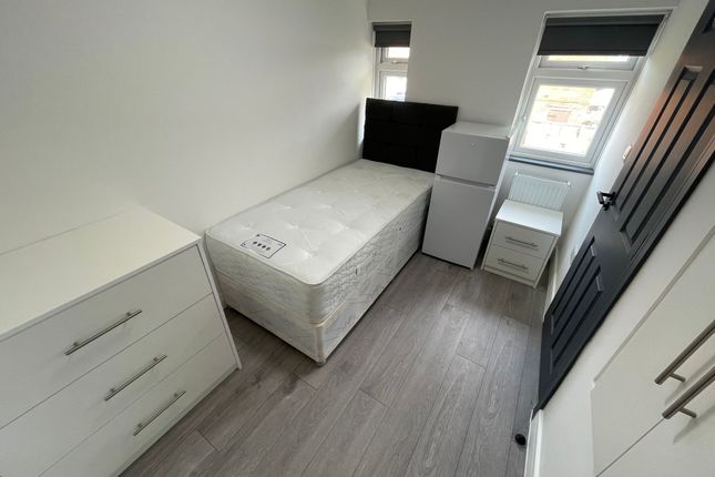 25 Gaveston Road, Slough photo 4