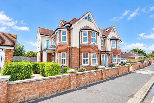 2-bed flat on Osborne Road, Lee-On-The-Solent, £350,000