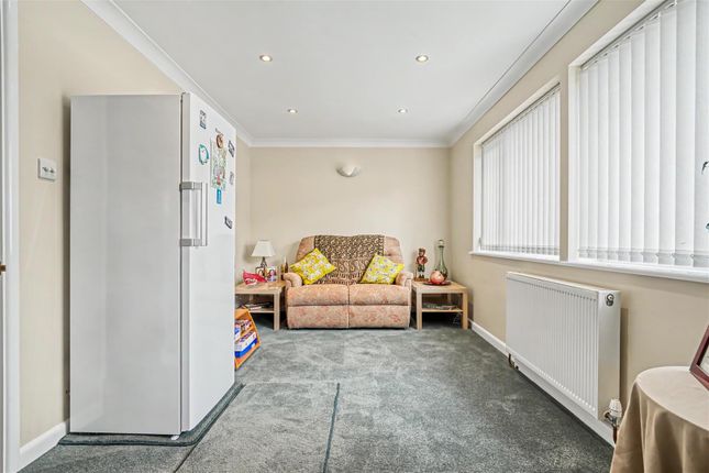 5, Southbrook Gardens, Warminster photo 4