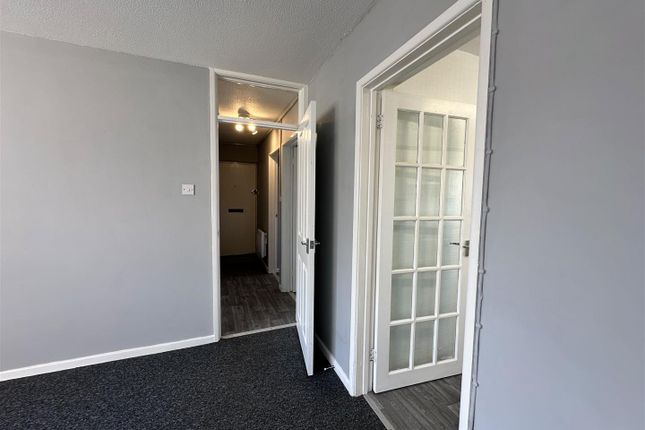 Flat 8, Garland Court, Meadow Road, Cirencester photo 5