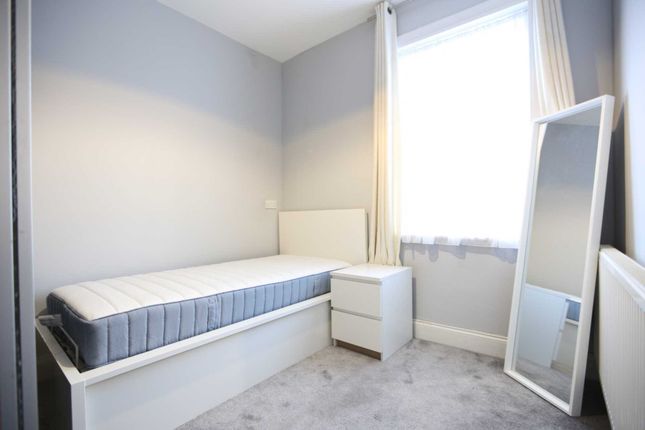 Thumbnail Flat to rent in Pembroke Road, Ilford