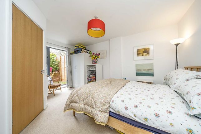 Flat for sale in Goldsmiths Row, London