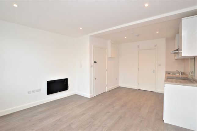 Flat 5, 146-148, New Cross Road, London photo 2