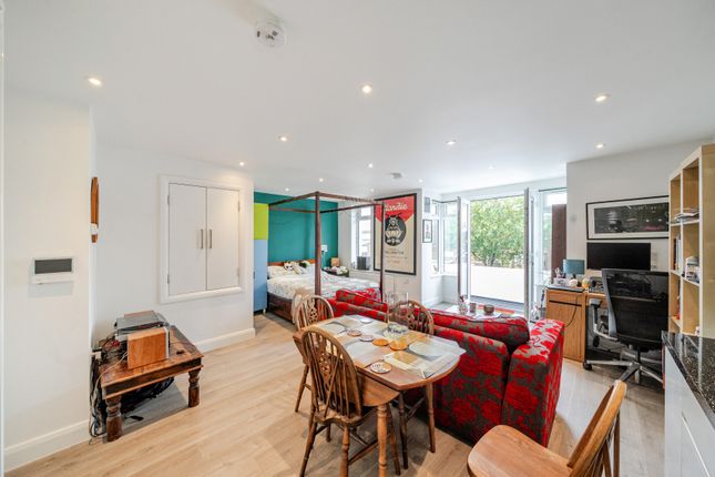 Lounge/Kitchen/Bed