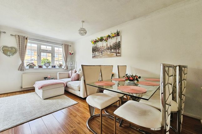 19, Robin Way, Surrey photo 5