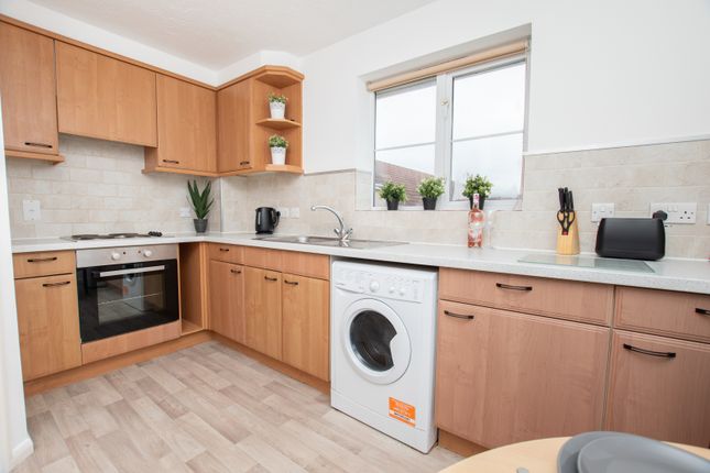 49 Lyon Close, Maidenbower, Crawley photo 2